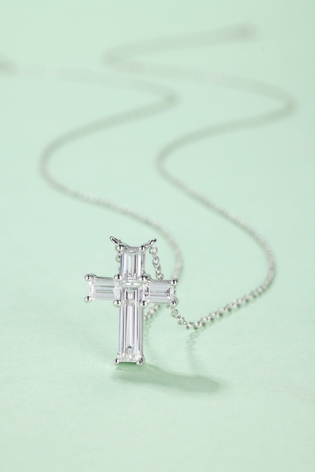 The Therese | Pendant Cross Diamond Necklace